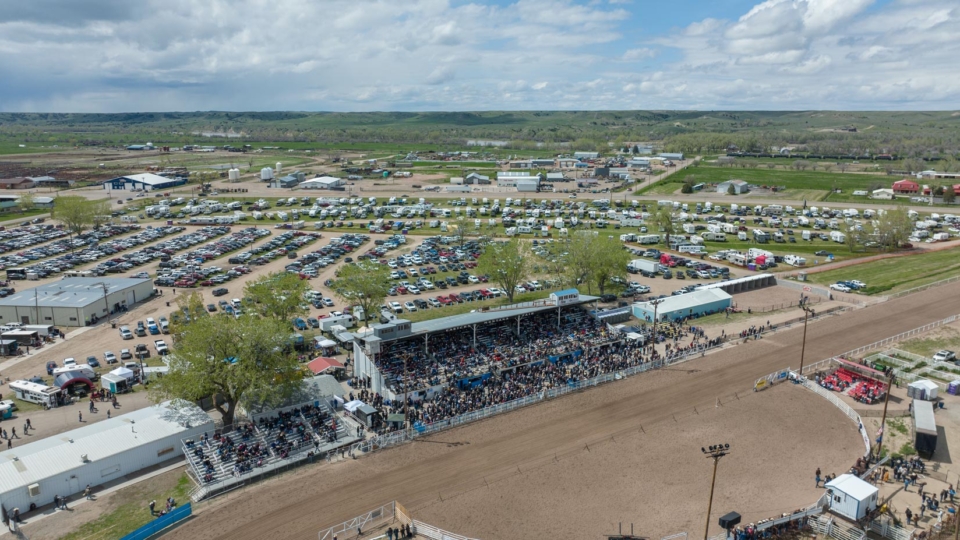 horse-race-aerial-track