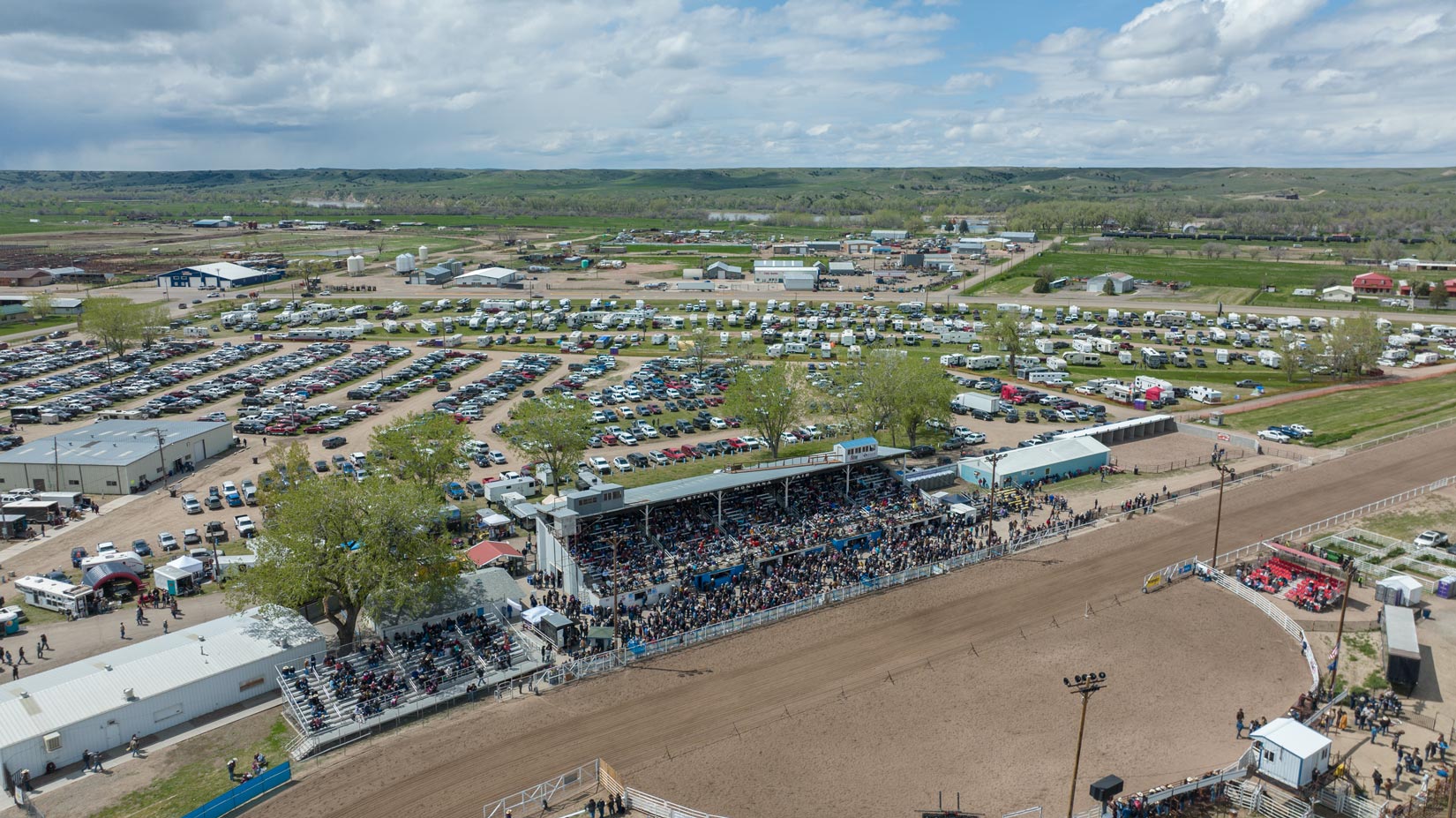 horse-race-aerial-track